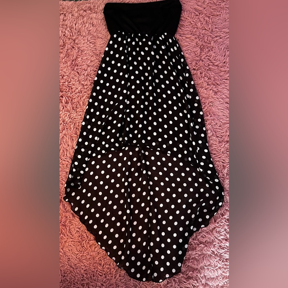 I’m selling a Small strapless black dress from Rue 21 that has barely been worn.
